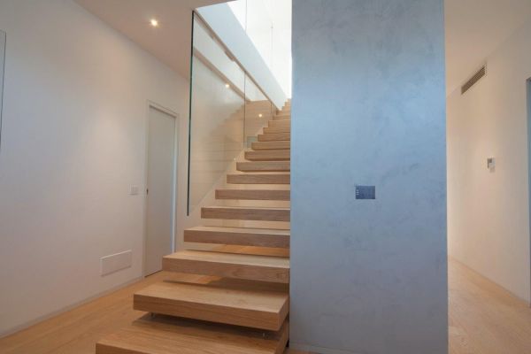 serie-ego-glass-scatole-in-legno-per-i-gradini-realizzati-con-listelli-di-pavimento-del-cliente-ancoraggio-in-vetro-extrachiaro-prolungata-come-balaustra-e-coperta-parte-della-soletta-con-panello-mdf-bianco-2053EC0F0-EDD4-CDB4-0518-55A8C8124FC9.jpg