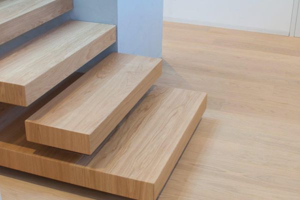 serie-ego-glass-scatole-in-legno-per-i-gradini-realizzati-con-listelli-di-pavimento-del-cliente-ancoraggio-in-vetro-extrachiaro-prolungata-come-balaustra-e-coperta-parte-della-soletta-con-panello-mdf-bianco-39B84833E-4403-3604-E44A-3881924E3A43.jpg