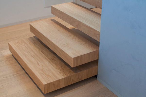serie-ego-glass-scatole-in-legno-per-i-gradini-realizzati-con-listelli-di-pavimento-del-cliente-ancoraggio-in-vetro-extrachiaro-prolungata-come-balaustra-e-coperta-parte-della-soletta-con-panello-mdf-bianco-4243516A7-3991-B4AF-41FD-7150501B0C87.jpg