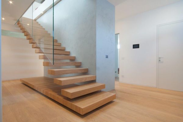 serie-ego-glass-scatole-in-legno-per-i-gradini-realizzati-con-listelli-di-pavimento-del-cliente-ancoraggio-in-vetro-extrachiaro-prolungata-come-balaustra-e-coperta-parte-della-soletta-con-panello-mdf-bianco-57DC0B06A-B098-7F97-49A0-20114AF60D9B.jpg